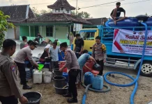 Warga Pakis Grobogan Mulai Rasakan Kekeringan, Polisi Salurkan Bantuan Air Bersih