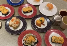 Mengapa Warna Piring di Restoran Sushi Berbeda-beda?