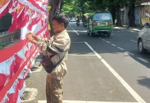 Jelang HUT RI, Pedagang Umbul – Umbul Asal Garut Ramaikan Jalanan Kudus