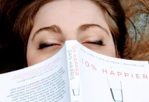 Book Sniffer, Tren Unik Kebiasaan mencium Aroma Buku