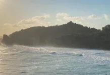 Pesona Pantai Midodaren dengan Ombak Besar