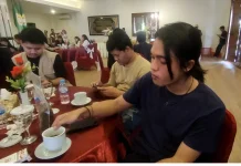 Restu Van Houten dan Trio Macan Nikmati Kopi dan Sate Bumbon Khas Kendal