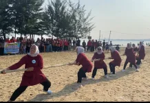 Seru ! Tarik Tambang Emak- emak Meriahkan HUT ke-81 RI di Lasem