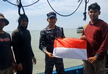 Sambut HUT RI, Pos TNI AL Banyutowo Bagikan Puluhan Bendera Merah Putih ke Nelayan