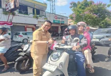 Semangat Merah Putih, Kesbangpol Purworejo Bagikan Ratusan Bendera ke Pengendara