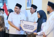 Serahkan Beasiswa, Wagub Jateng Minta Santri Kuasai Teknologi dan Tetap Berakhlak