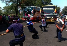Lomba Tarik Bus 10,8 Ton Meriahkan HUT RI di Terminal Tidar Magelang