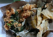 Nikmatnya Sego Jagung Lauk Gudangan dan Peyek Rebon