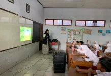 Kenali Sampah, KKN Undip Ajak Siswa SD Rejosari Belajar Memilah Lewat Video Edukasi