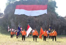 HUT ke-81 RI, SAR Semarang Kibarkan Bendera di Tebing Djaro Kendal