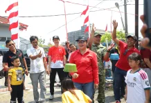 Sambil Nyanyi dan Ajak Warga Tebak-Tebakan, Agustina Sapa Warga di Perayaan HUT RI