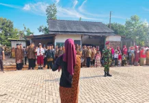 Unik, Kostum Limbah Plastik Warnai Upacara HUT RI di Kampung Puntan Semarang