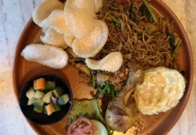 Nikmatnya Bakmi Goreng Jawa dengan Ayam Goreng Telur