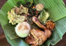 Nikmatnya Nasi Ayam Goreng dan Sayur Daun Pepaya