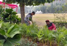 Upacara HUT RI Usai, Petugas Kebersihan Simpang Lima Bergerak