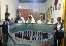 Uji Kualitas Air, KKN Undip Serahkan Sertifikat Sanitasi ke Enam UMKM Ikan Asap