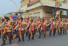 Kekompakan Pramuka Amjunsi SMAN 1 Bandar Semarakkan Karnaval Kemerdekaan