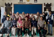 Mahasiswa KKN Undip Kenalkan Pemanfaatan Sampah Plastik Jadi Paving Block