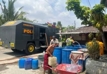 Kekeringan, Polresta Pati Salurkan 13 Ribu Liter Air Bersih ke Warga Jakenan