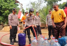 Atasi Krisis Air, Polres Kendal Distribusikan 10.000 Liter Air Bersih di Sirowo