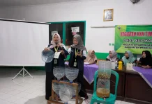 Kelola Sampah Organik, KKN Undip Edukasi Ibu-ibu PKK Sidokare Cara Membuat POC