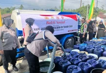 Polwan Polres Pemalang Salurkan 13 Ribu Liter Air Bersih ke Desa Pagenteran