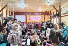 Unnes Latih Tata Rias dan Perawatan Wajah Anggota Karang Taruna Desa Wisata Demak