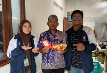 Kembangkan Usaha Kerupuk Goreng Pasir, KKN Undip Perkuat Label Kemasan Produk