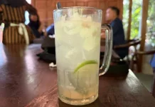 Segarnya Es Jeruk Kelapa Muda yang Menggoda