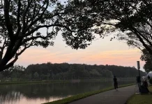 Menikmati Matahari Terbenam dengan Olahraga di Pinggir Danau
