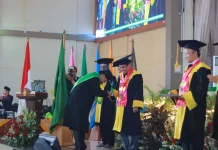 Upacara Wisuda UIN Walisongo Diwarnai Kisah Haru Pengorbanan Orang Tua