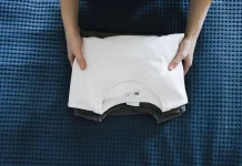 Life Hack Lipat Baju Lebih Rapi dengan Bantuan Buku