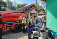 Kemarau, Polsek Buayan dan BPBD Kebumen Salurkan 3 Tangki Air Bersih ke Jogomulyo
