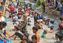 Lomba Tangkap Ikan di Kesesi Meriahkan HUT RI, Pedagang Ikut Raup Rezeki
