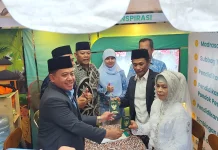 Sah..sah..sah! Pasangan Lansia Akad Nikah di tengah Pekan Raya Kajen