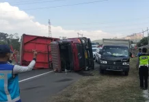 Rem Diduga Bermasalah, Truk Bermuatan Biji Plastik Terguling di Tol Semarang-Solo