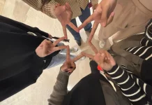Kenapa Dua Jari Jadi Pose Andalan saat Difoto?