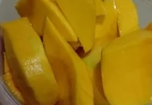 Segarnya Menikmati Buah Mangga saat Cuaca Panas