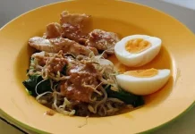 Gorengan dan Telur Rebus Menjadi Teman Pecel Nikmat