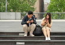 Banyak Orang Tak Bisa Lepas Dari Handphone, Mengapa?
