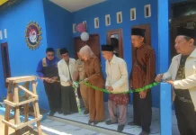 Jemaah Thoriqoh Shiddiqiyyah Kendal Bantu Bangun Dua Rumah Layak Huni