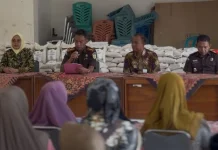 Kejari Semarang Bagikan 250 Kantong Beras, Sasar Warga Terdampak Rob Genuk