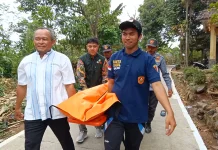 Bencana Longsor Mengintai, Warga Gringgingsari Batang Simulasikan Penanganan