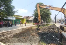 Sering Meluap, Pemkab Kendal Lakukan Pengerukan Sungai Aji Kaliwungu
