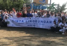 Bersih-Bersih Pantai Tirang, RRI Semarang Perkuat Edukasi Peduli Lingkungan