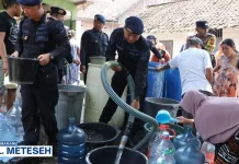 Sat Brimob Polda Jateng Dropping Air Bersih ke Warga Tembalang