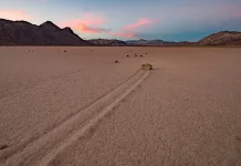Fenomena Alam yang Misterius Batu Berjalan di Death Valley