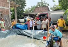 Anggota DPR RI Eva Monalisa Salurkan Air Bersih ke Grobogan
