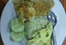 Perpaduan Unik Nasi Daun Jeruk, Ayam geprek dan Telur Dadar yang Siap Manjakan Lidah