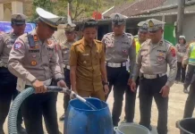 Polantas Polres Pemalang Kirim Bantuan 4.000 Liter Air Bersih ke Warga Pedagung